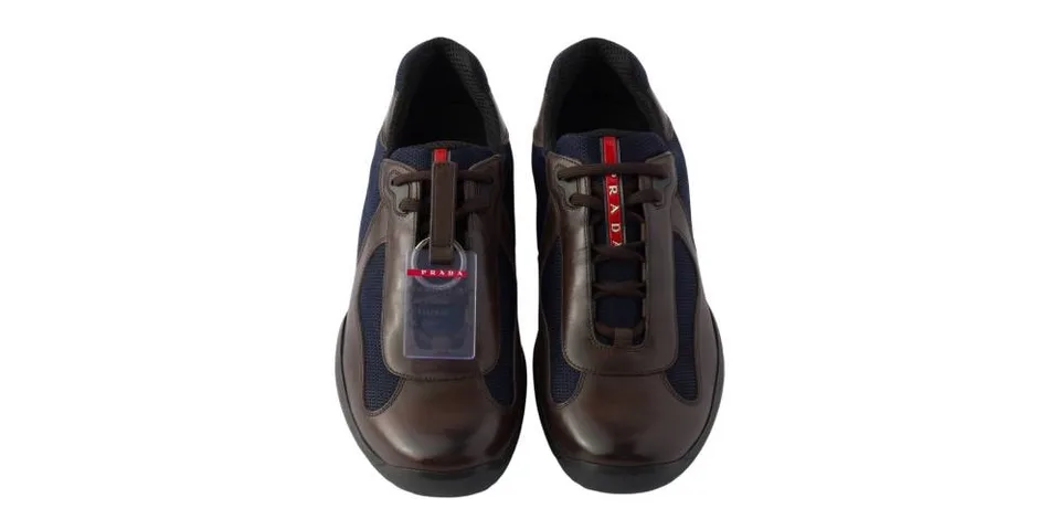 Chaussures marron avec logo Prada sur languette, vue de dessus.