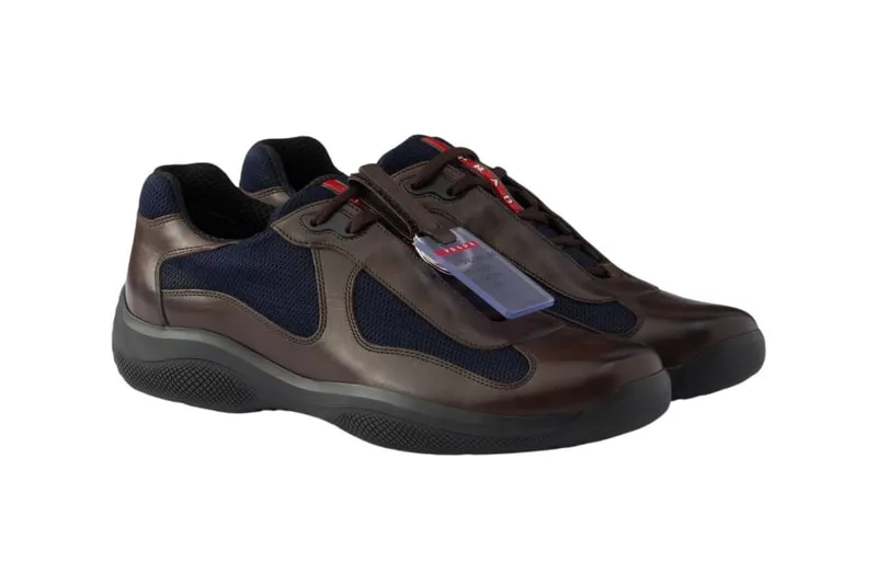 Chaussures de sport marron et bleu avec étiquette rouge.