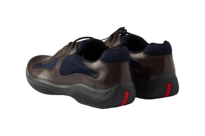 Chaussures marron et bleues avec semelle noire et détail rouge.