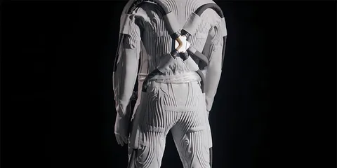 Combinaison futuriste avec motifs et harnais visibles, ambiance sombre.