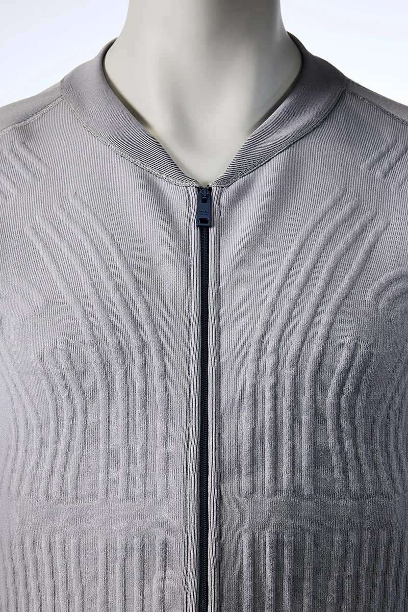 Gilet gris texturé avec fermeture éclair centrale.
