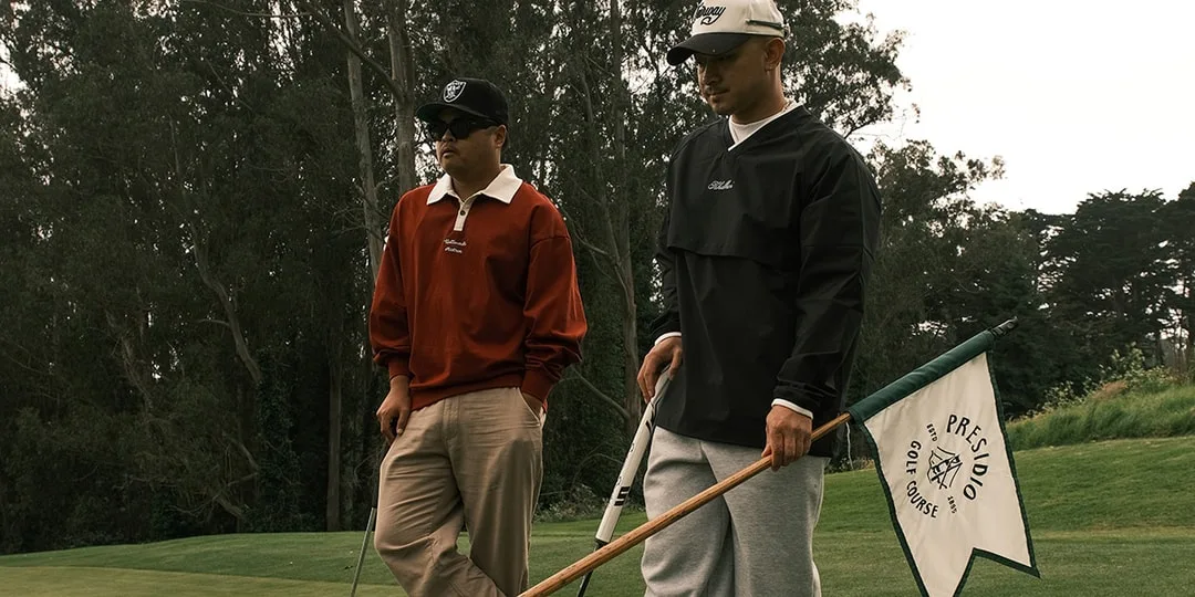 Deux hommes avec équipement de golf sur un parcours de golf.