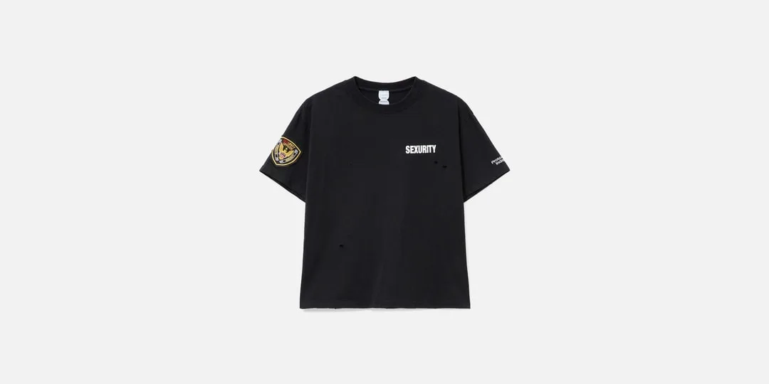 T-shirt noir avec texte 'Security' et écusson, style simple et décontracté.