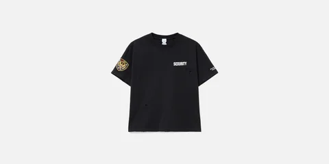 T-shirt noir avec texte 'Security' et écusson, style simple et décontracté.