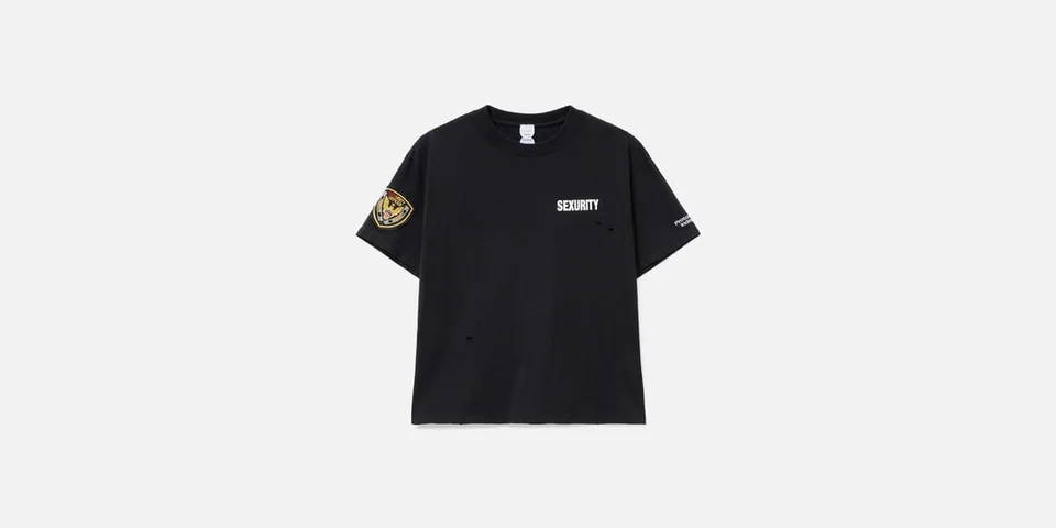 T-shirt noir avec texte 'Security' et écusson, style simple et décontracté.