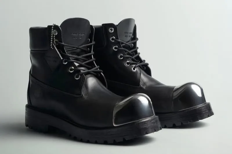 Bottes noires avec embout en métal brillant et semelle robuste