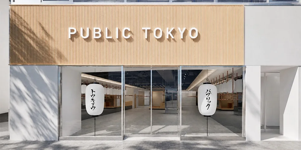 Façade du magasin Public Tokyo avec grandes fenêtres.