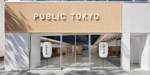 Façade du magasin Public Tokyo avec grandes fenêtres.