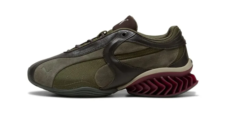 Chaussure de sport kaki et noire avec semelle sculptée bordeaux.