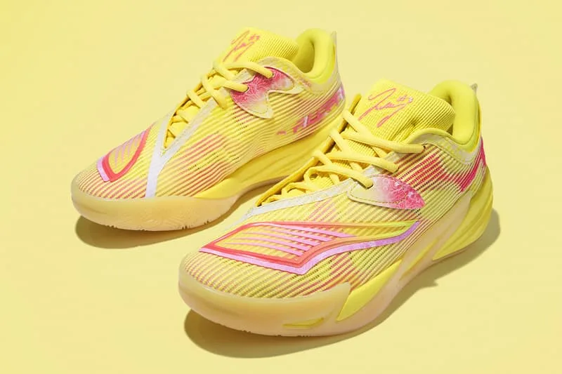 Chaussures jaunes et roses sur fond jaune.