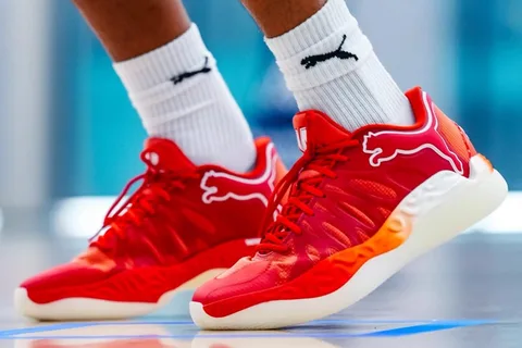 Chaussures de sport rouges Puma sur un sol de gymnase