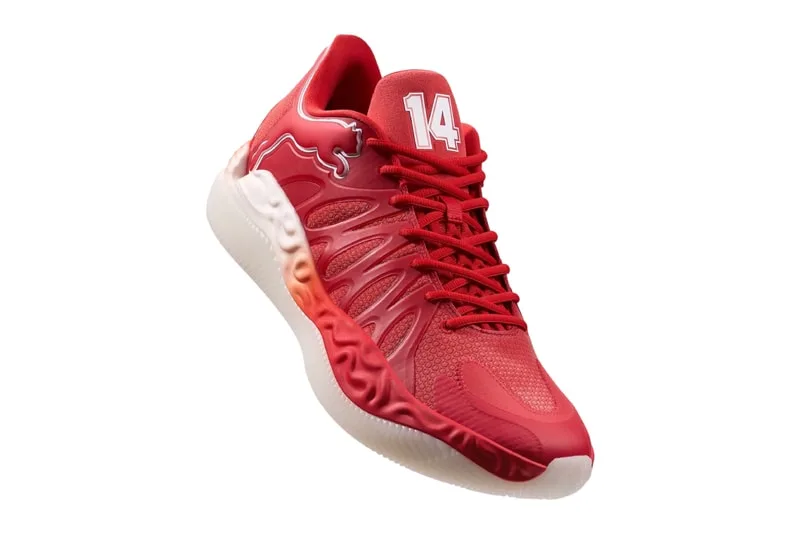 Chaussure de sport rouge avec détails blancs et orange, numéro 14
