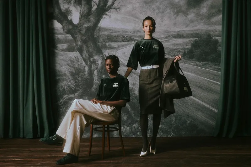 Deux mannequins posent devant un fond en noir et blanc avec des rideaux verts.