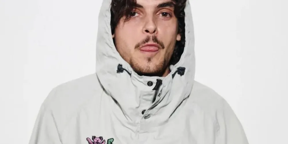 Homme en veste blanche avec capuche et broderie fleur