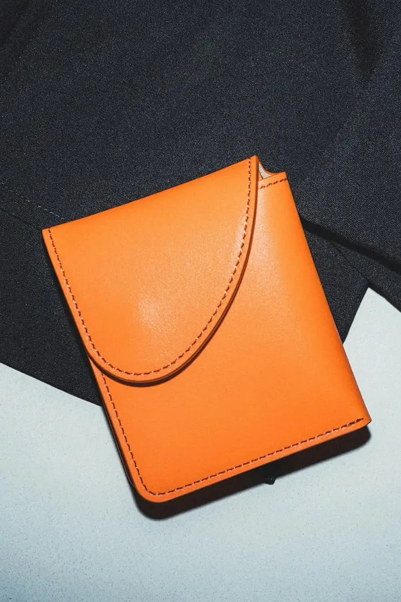 Portefeuille orange moderne sur fond sombre