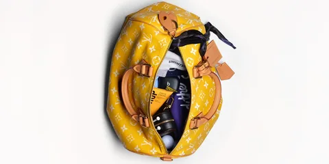 Sac à dos jaune avec divers articles visibles à l'intérieur