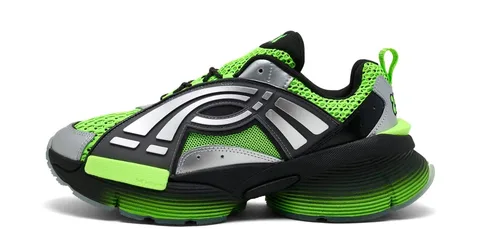 Chaussure de sport verte et noire avec détails argentés.