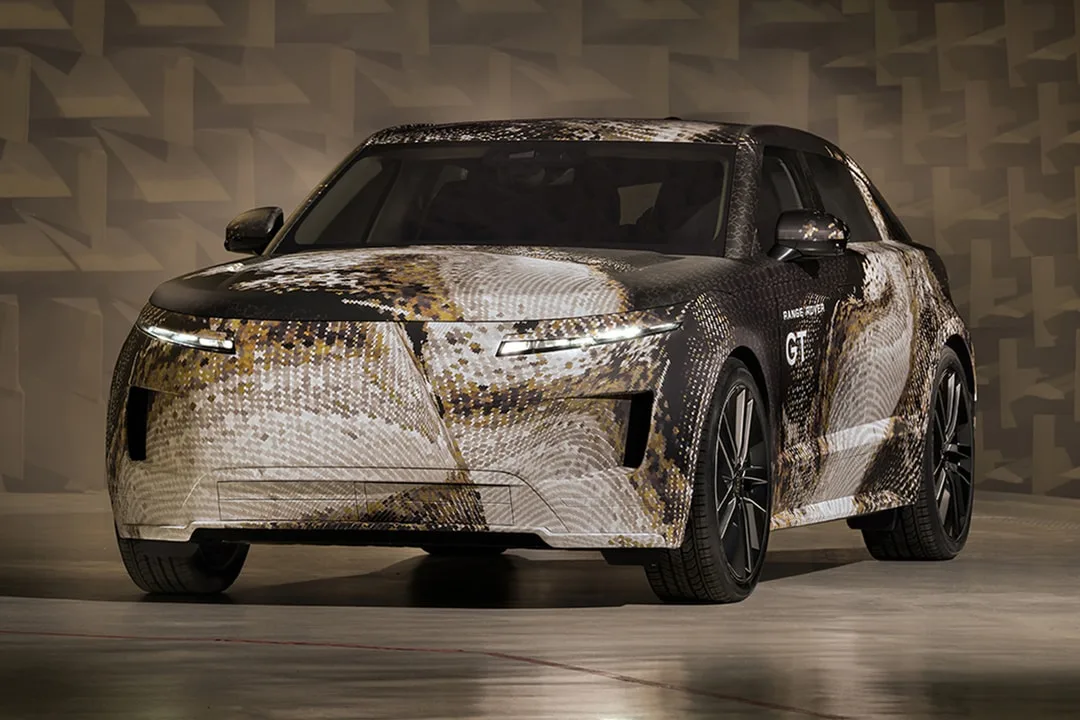 Voiture futuriste avec motif camouflage dans un studio.