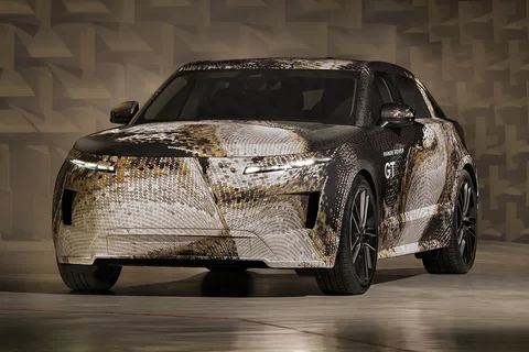 Voiture futuriste avec motif camouflage dans un studio.
