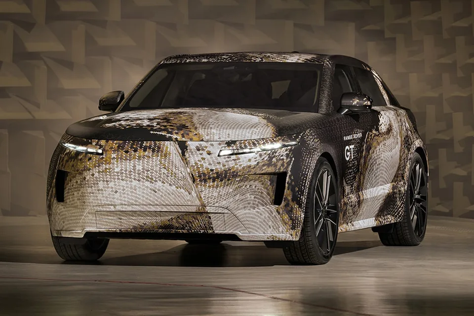 Voiture futuriste avec motif camouflage dans un studio.