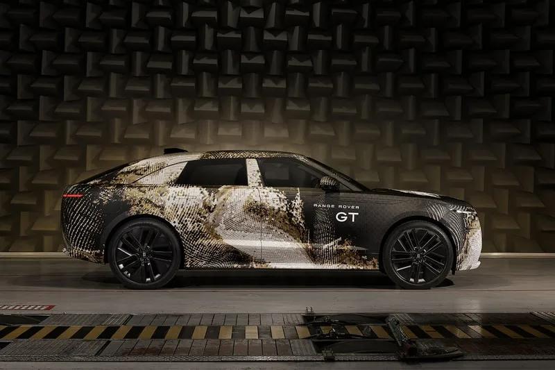 SUV noir avec design camouflage et inscription 'GT' sur le côté.