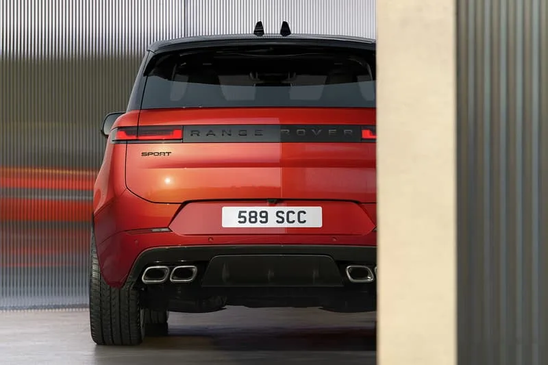 Vue arrière d'un SUV rouge Range Rover avec plaque 589 SCC.