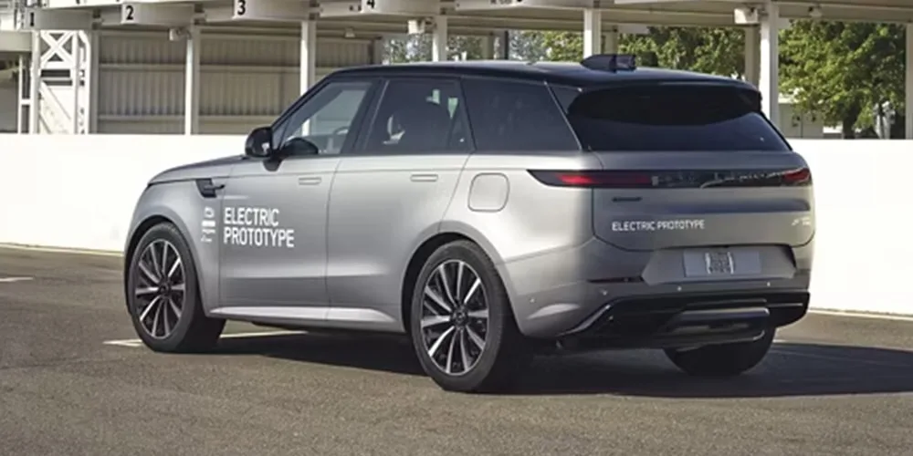 Prototype de SUV électrique stationné sur une piste.