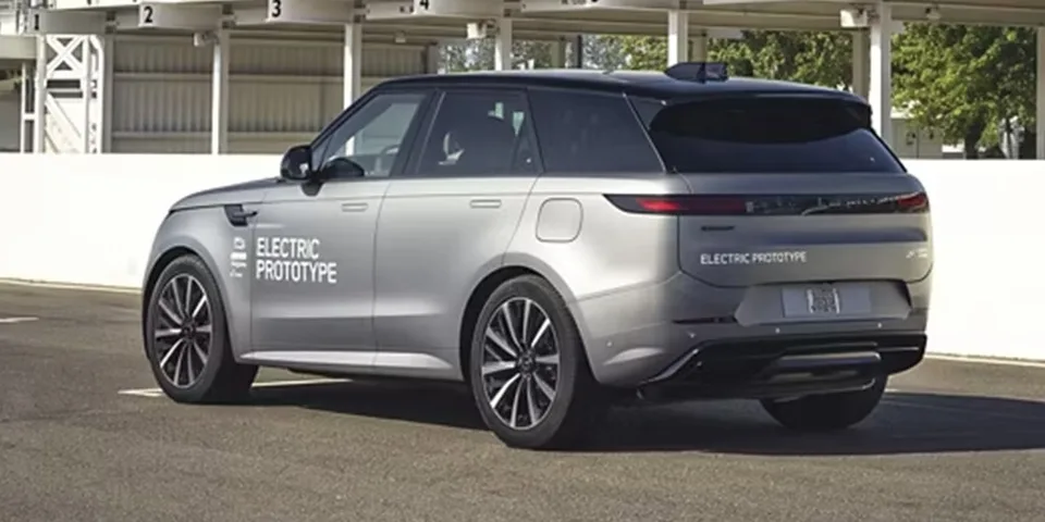 Prototype de SUV électrique stationné sur une piste.