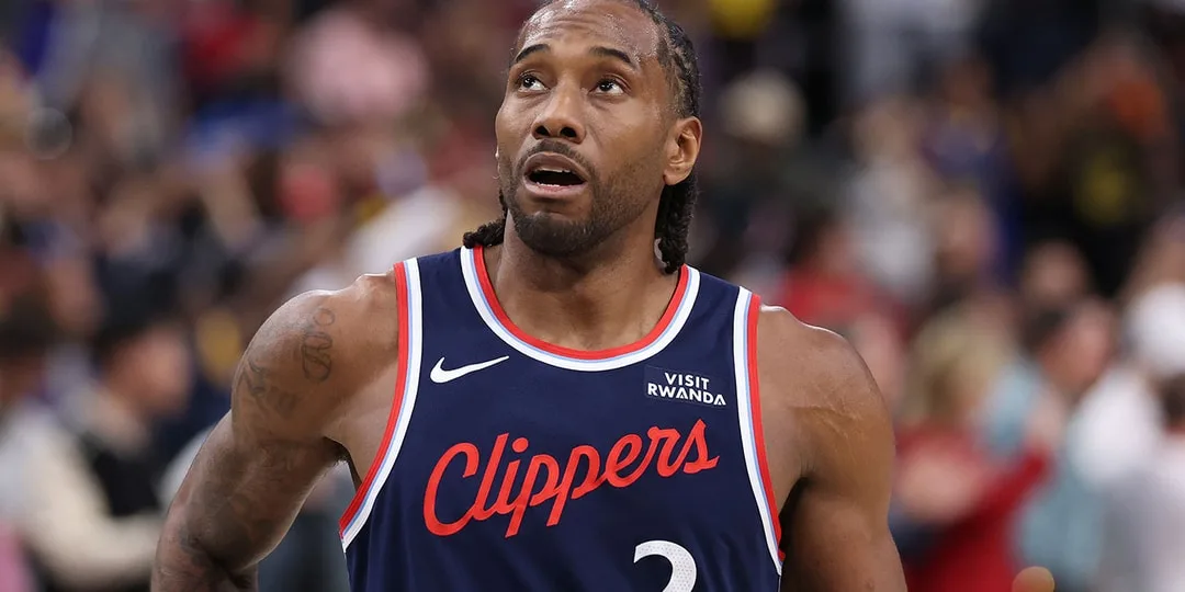 Joueur de basket des Clippers regardant vers le haut sur le terrain.