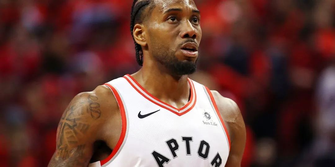 Joueur de basket en maillot des Raptors, match en cours
