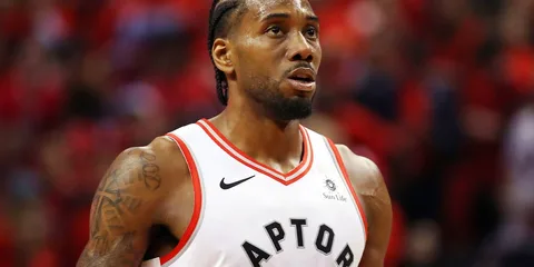 Joueur de basket en maillot des Raptors, match en cours