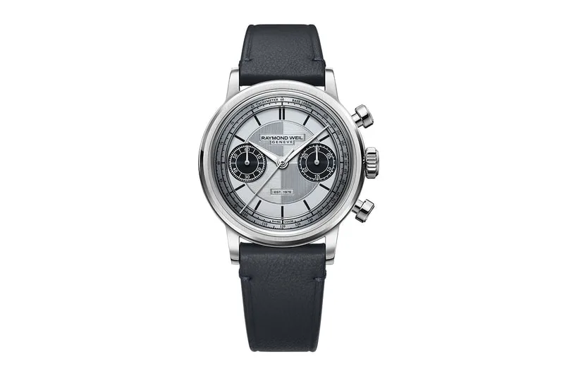 Montre chronographe argentée avec bracelet en cuir noir.