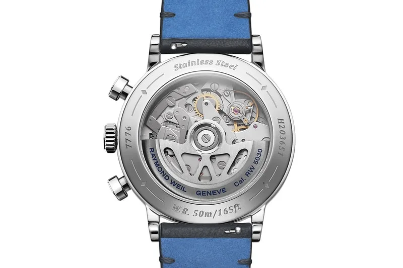 Dos d'une montre en acier inoxydable avec mécanisme visible et bracelet bleu.