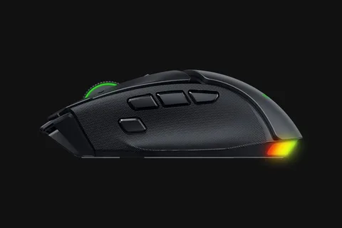 Souris de jeu noire avec éclairage LED coloré sur fond noir.