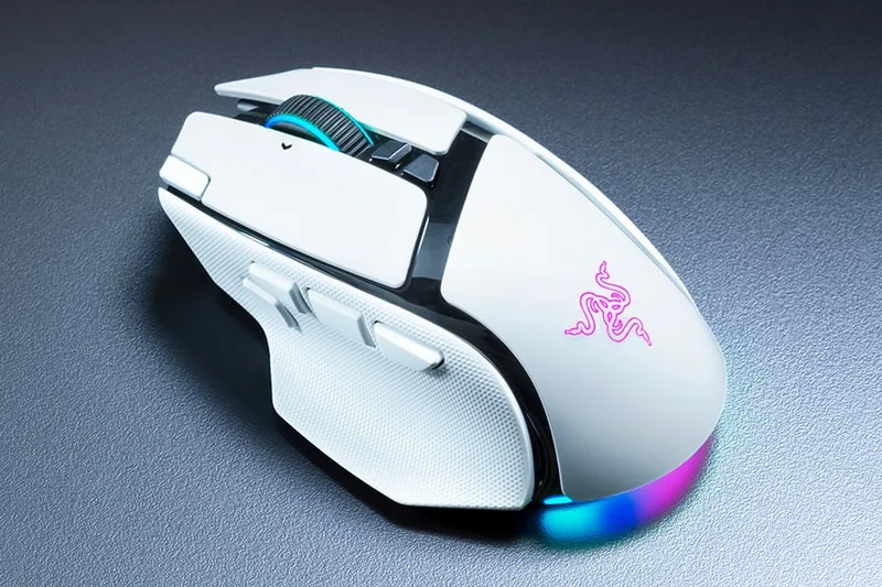 Souris de jeu blanche avec éclairage RVB coloré, style moderne.
