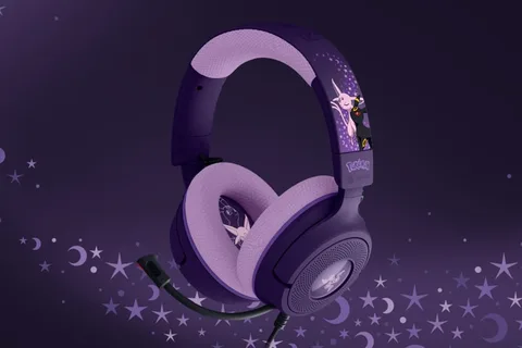 Casque violet avec motif personnage, étoiles et croissants de lune.