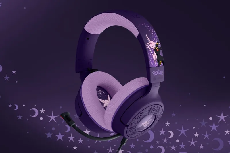 Casque violet avec motif personnage, étoiles et croissants de lune.
