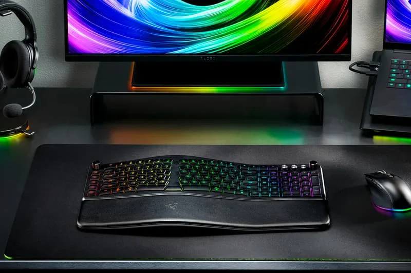 Configuration de bureau gamer avec clavier, écran et casque.