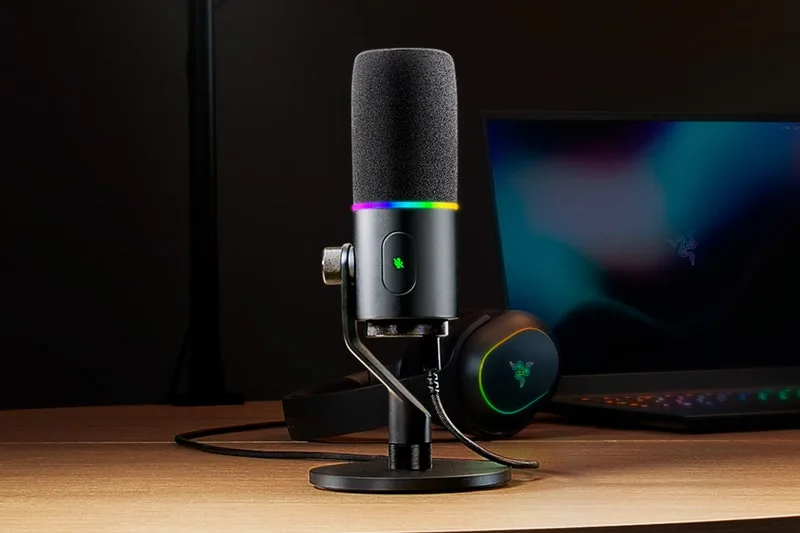 Microphone de jeu avec lumière LED et ordinateur portable.