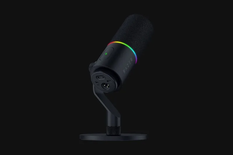 Microphone Razer avec éclairage LED coloré.