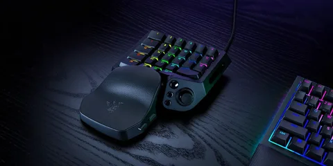 Clavier de jeu mécanique avec éclairage RVB sur fond noir
