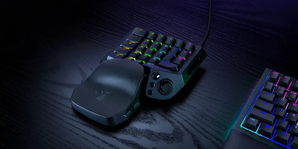 Clavier de jeu mécanique avec éclairage RVB sur fond noir