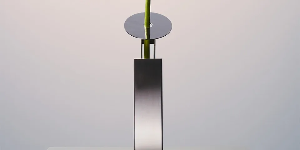 Détail d’une sculpture moderne en métal avec une tige verte