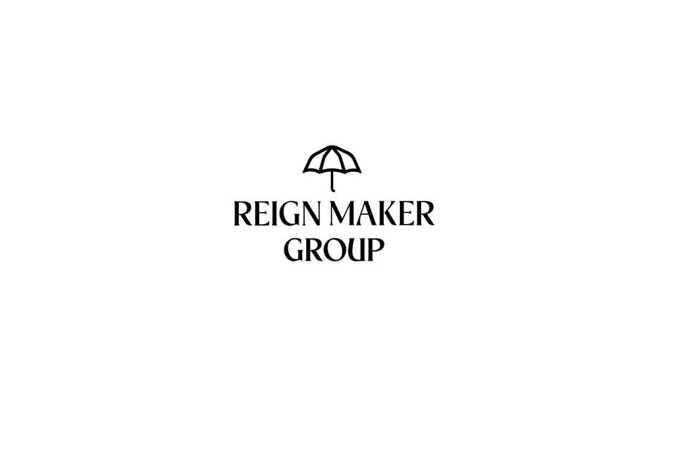 Logo avec un parapluie et texte 'Reign Maker Group' en noir.