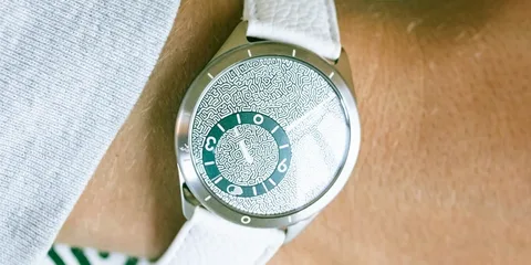 Montre-bracelet moderne avec motif complexe et bracelet blanc.