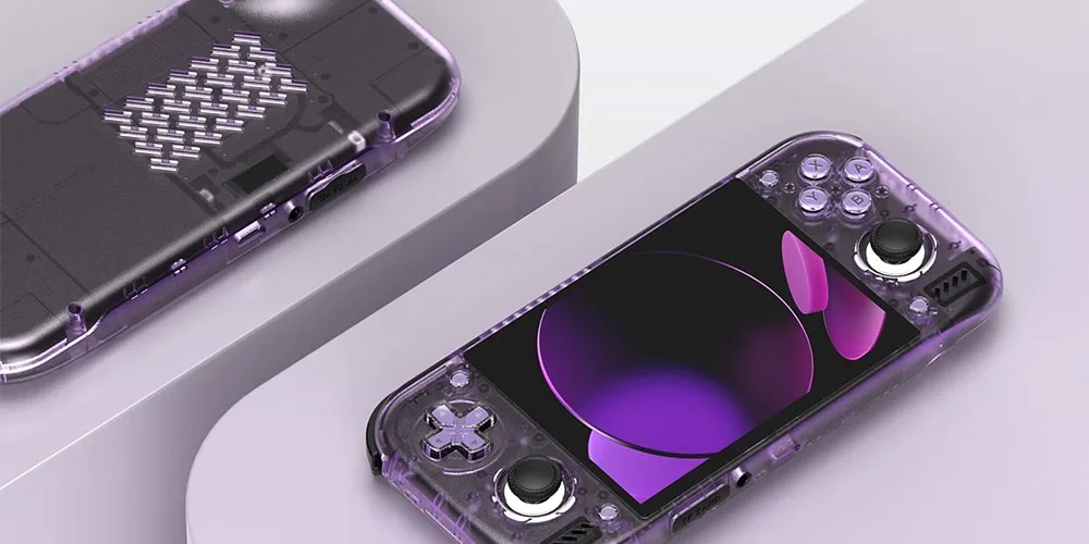 Deux consoles portables violettes transparentes sur fond blanc