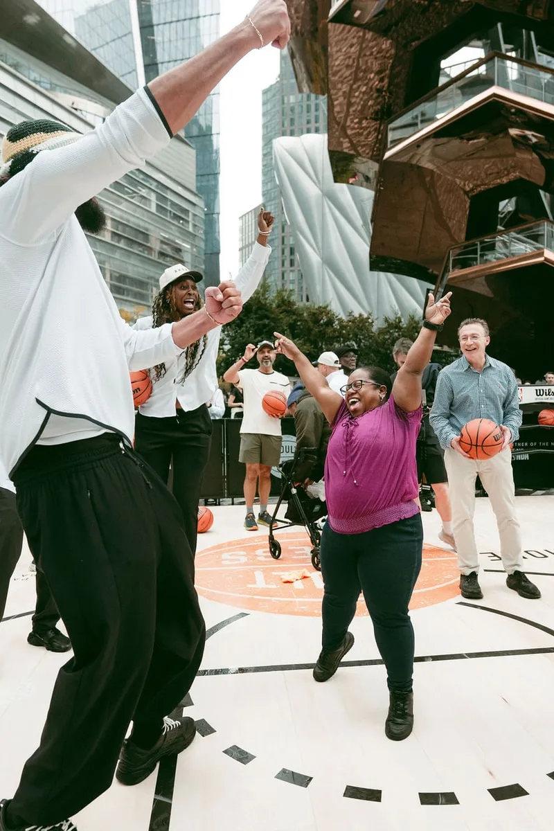 Rhone Adult Recess à New York avec Joakim Noah