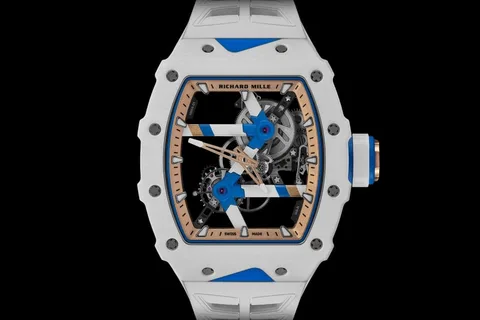 Montre Richard Mille avec boîtier blanc et détails bleus.