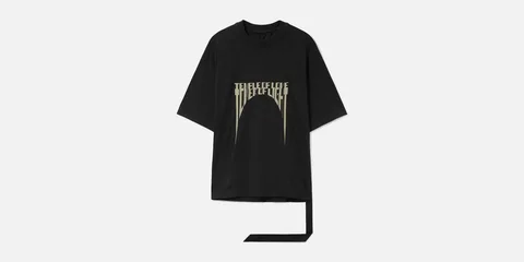 T-shirt noir ample avec imprimé graphique beige et longue bande de tissu pendante.
