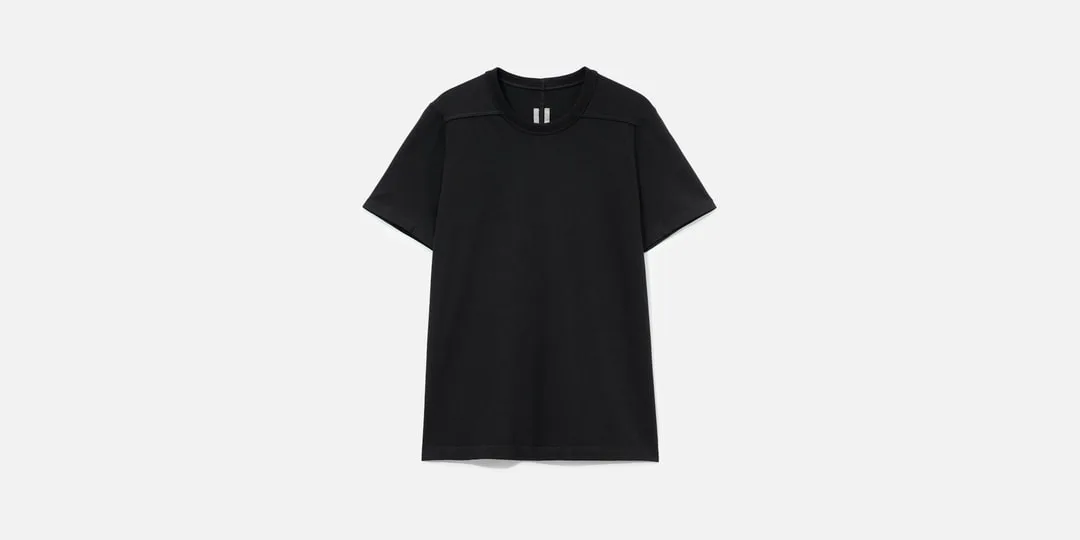 T-shirt noir simple sur fond blanc.